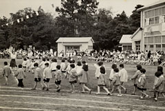 園児もまざっての井荻小運動会（昭和29年10月10日）