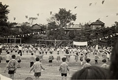 園児もまざっての井荻小運動会（昭和29年10月10日）